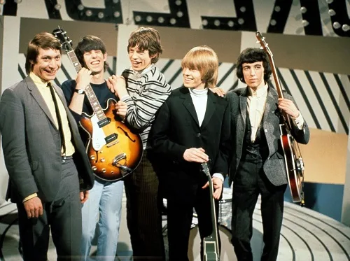 The Rolling Stones adalah band musik rock yang sangat terkenal pada masanya.